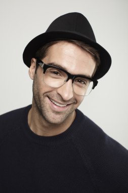 fötr gülümseyen adam