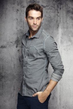 çekici bir adam poz