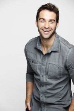 çekici bir adam poz