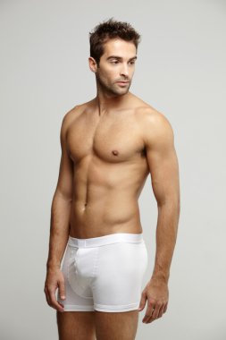 İç çamaşırlarıyla poz erkekte