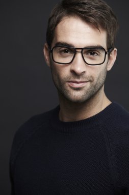 Poz gözlük takan adam