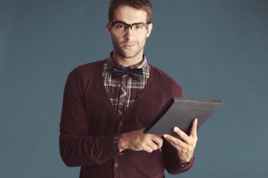 adam tutarak tablet