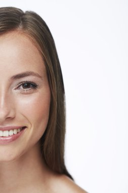 Gülümseyen genç kadın