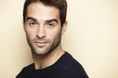 çekici bir adam poz