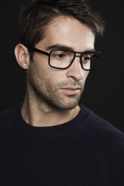 Uzağa arıyorsunuz gözlük takan adam