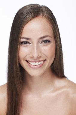 Gülümseyen genç kadın