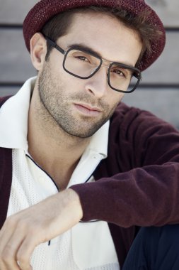 adam açık havada oturma