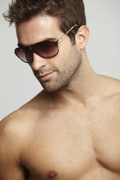 Man wearing sunglasses posing — Stock Photo, Image