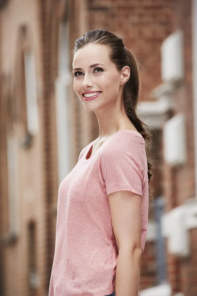 Mulher sorrindo ao ar livre — Fotografia de Stock