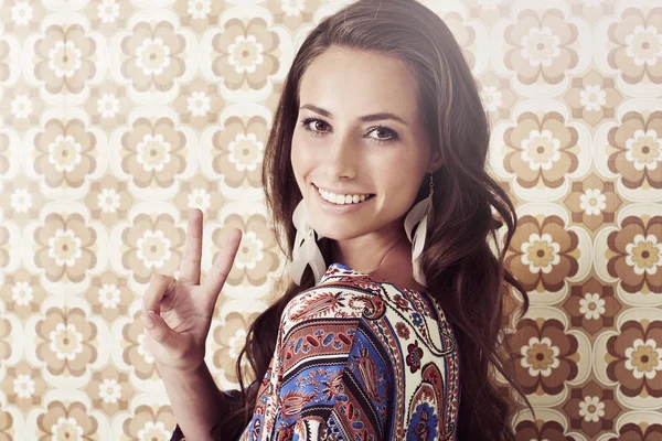 Woman giving peace sign — Stock Photo, Image