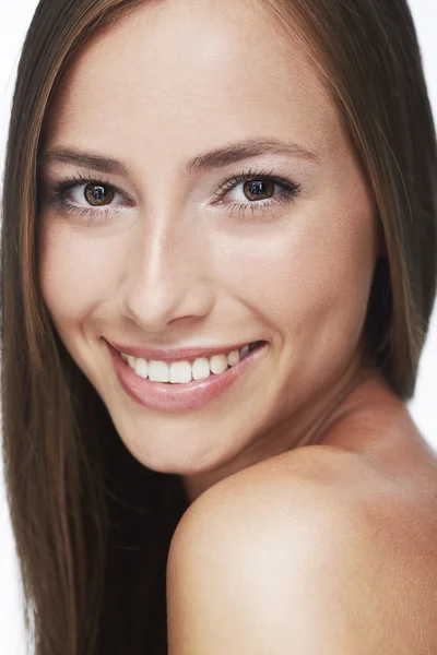 Joven mujer sonriendo — Foto de Stock