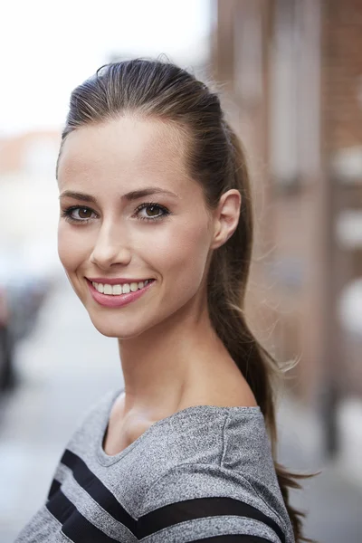 Junge Frau lächelt — Stockfoto