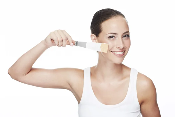 Mujer aplicando maquillaje — Foto de Stock