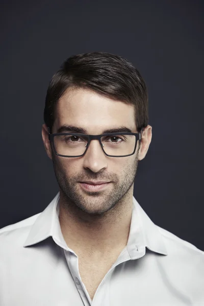 Άνθρωπος που φοράει γυαλιά που παρουσιάζουν — Φωτογραφία Αρχείου