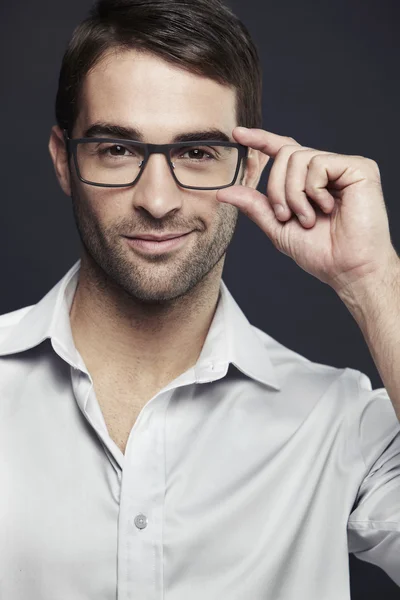 Uomo occhiali di regolazione — Foto Stock