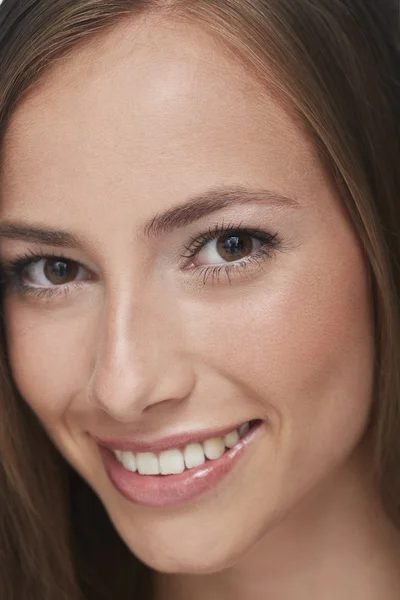 Jovem mulher sorrindo — Fotografia de Stock