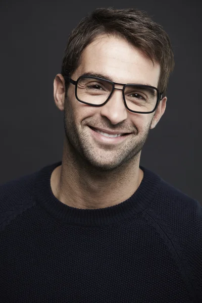 Homme portant des lunettes souriantes — Photo