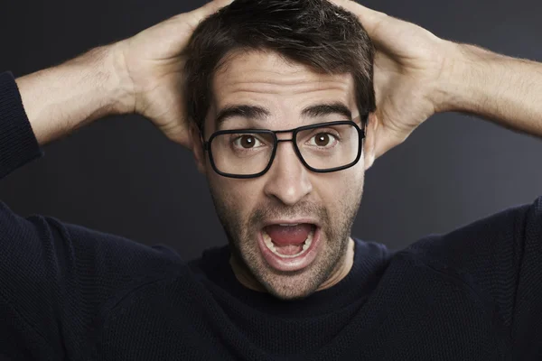 Uomo sorpreso con gli occhiali — Foto Stock