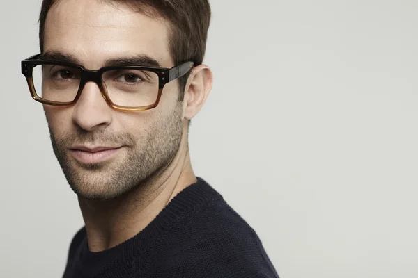 gözlük gülümseyen adam