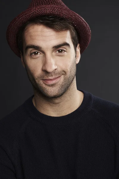 Man in maroon hat posing — Stock Photo, Image