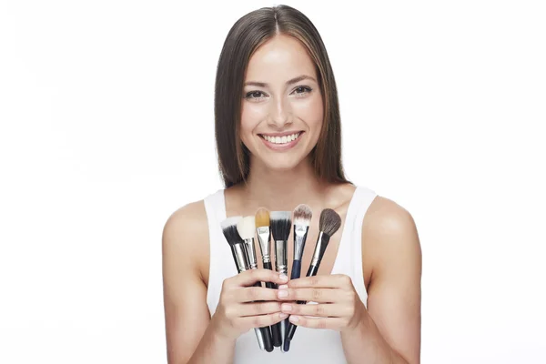 Mujer sosteniendo pinceles de maquillaje — Foto de Stock
