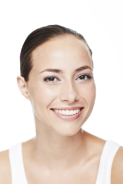 Jovem mulher sorrindo — Fotografia de Stock