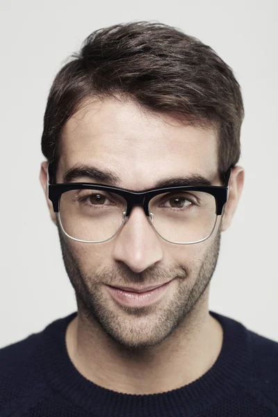 Hombre con gafas sonriendo —  Fotos de Stock