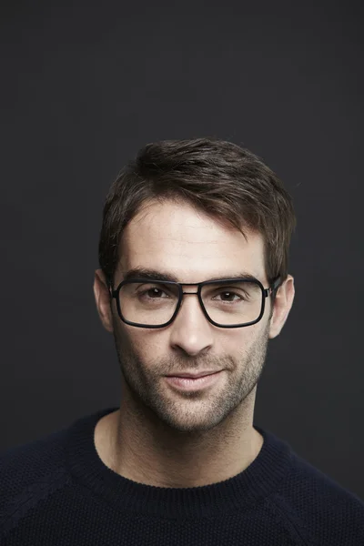 Homme portant des lunettes souriantes — Photo