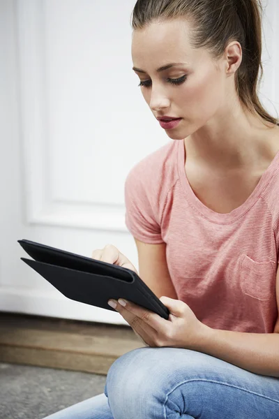 Vrouw die digitale tablet gebruikt — Stockfoto