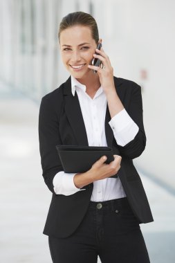 İş kadını cep telefonu kullanıyor.