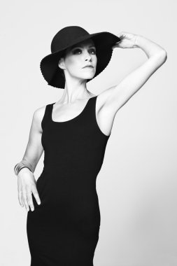 Kadın şapka poz içinde