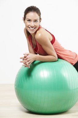 pilates topu kullanan kadın