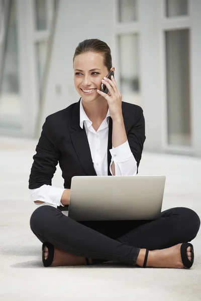 Businesswoman using cellphone — Stock Photo, Image