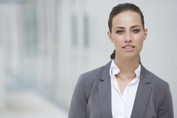 Junge Geschäftsfrau posiert — Stockfoto