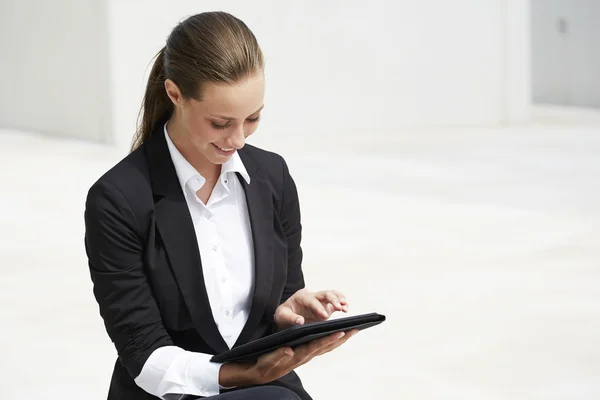 Zakenvrouw die digitale tablet gebruikt — Stockfoto