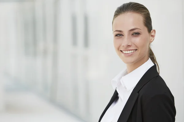 Joven empresaria sonriendo — Foto de Stock