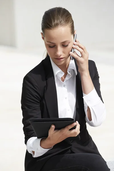 Femeie de afaceri care utilizează tabletă digitală — Fotografie, imagine de stoc