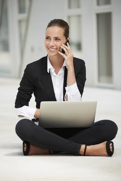 Donna d'affari utilizzando il computer portatile — Foto Stock