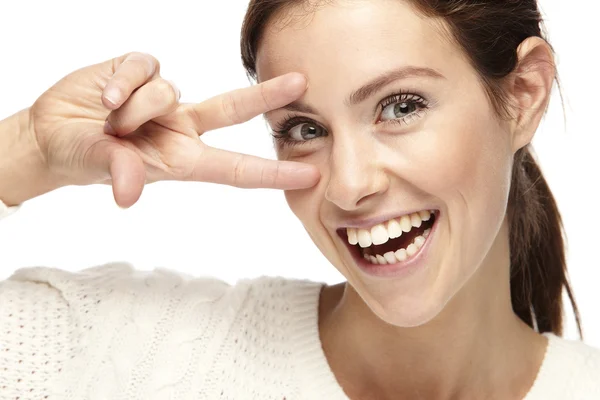 Vrouw maken het vredesteken — Stockfoto