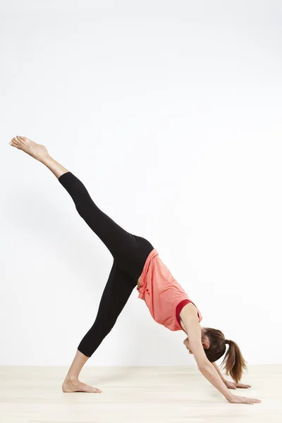 Donna che fa yoga — Foto Stock