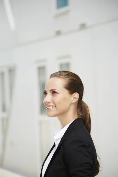 Joven mujer de negocios mirando hacia arriba — Foto de Stock