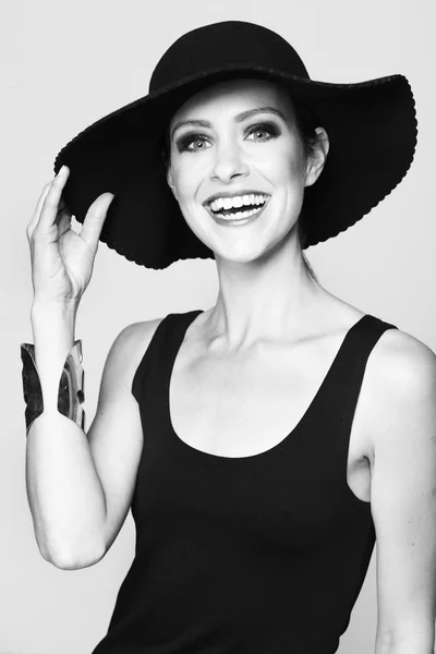 Donna in cappello sorridente — Foto Stock