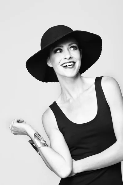 Жінка в капелюсі посміхається — стокове фото