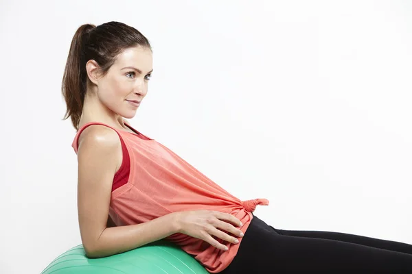 Žena pomocí míč pilates — Stock fotografie