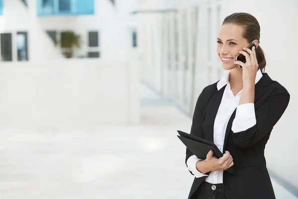 Businesswoman using cellphone — Stock Photo, Image