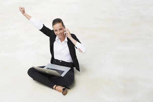 Businesswoman  using laptop — Stock Photo, Image