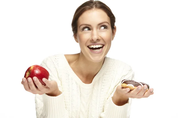Mulher escolhendo entre maçã ou donut — Fotografia de Stock