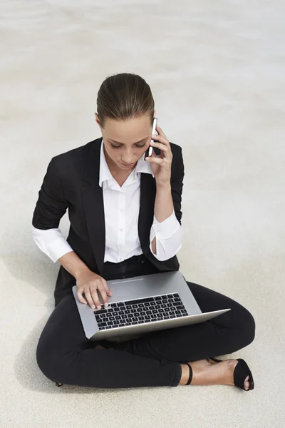 Businesswoman using cellphone — Stock Photo, Image