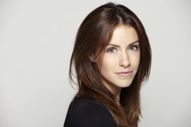 Gülümseyen genç kadın