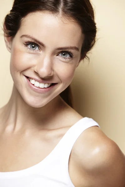 Jovem mulher sorrindo — Fotografia de Stock